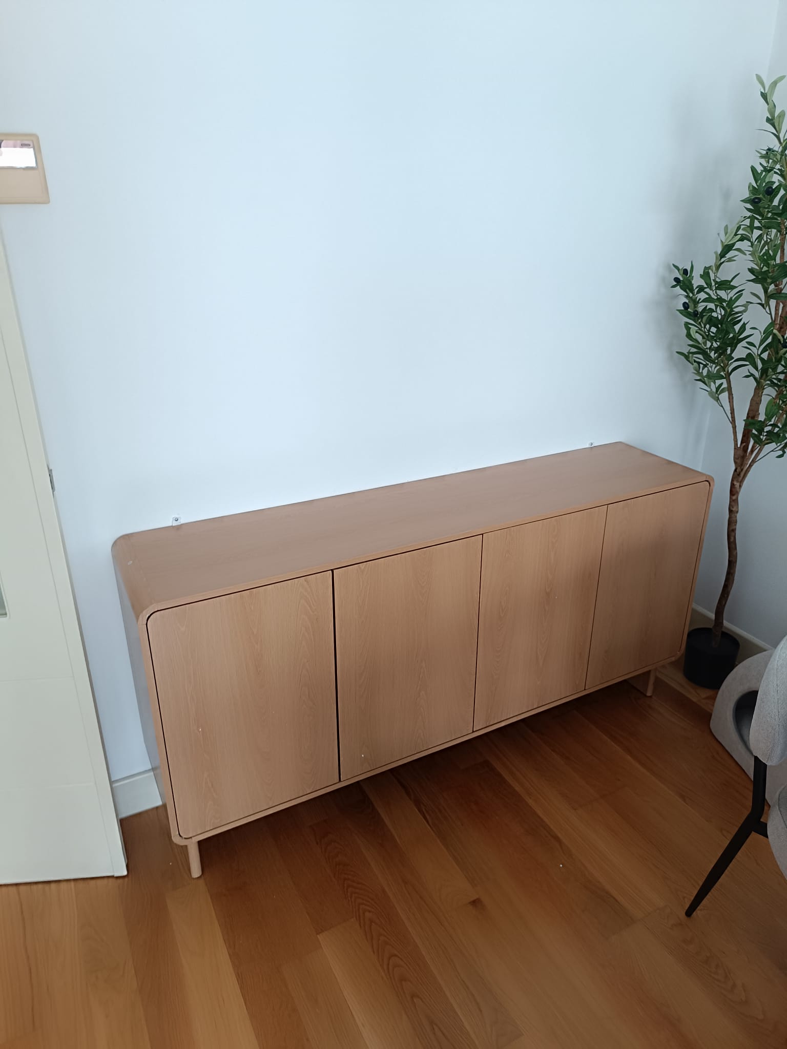 Detalle adicional del acabado comercial con frentes refrigerados y remate en madera