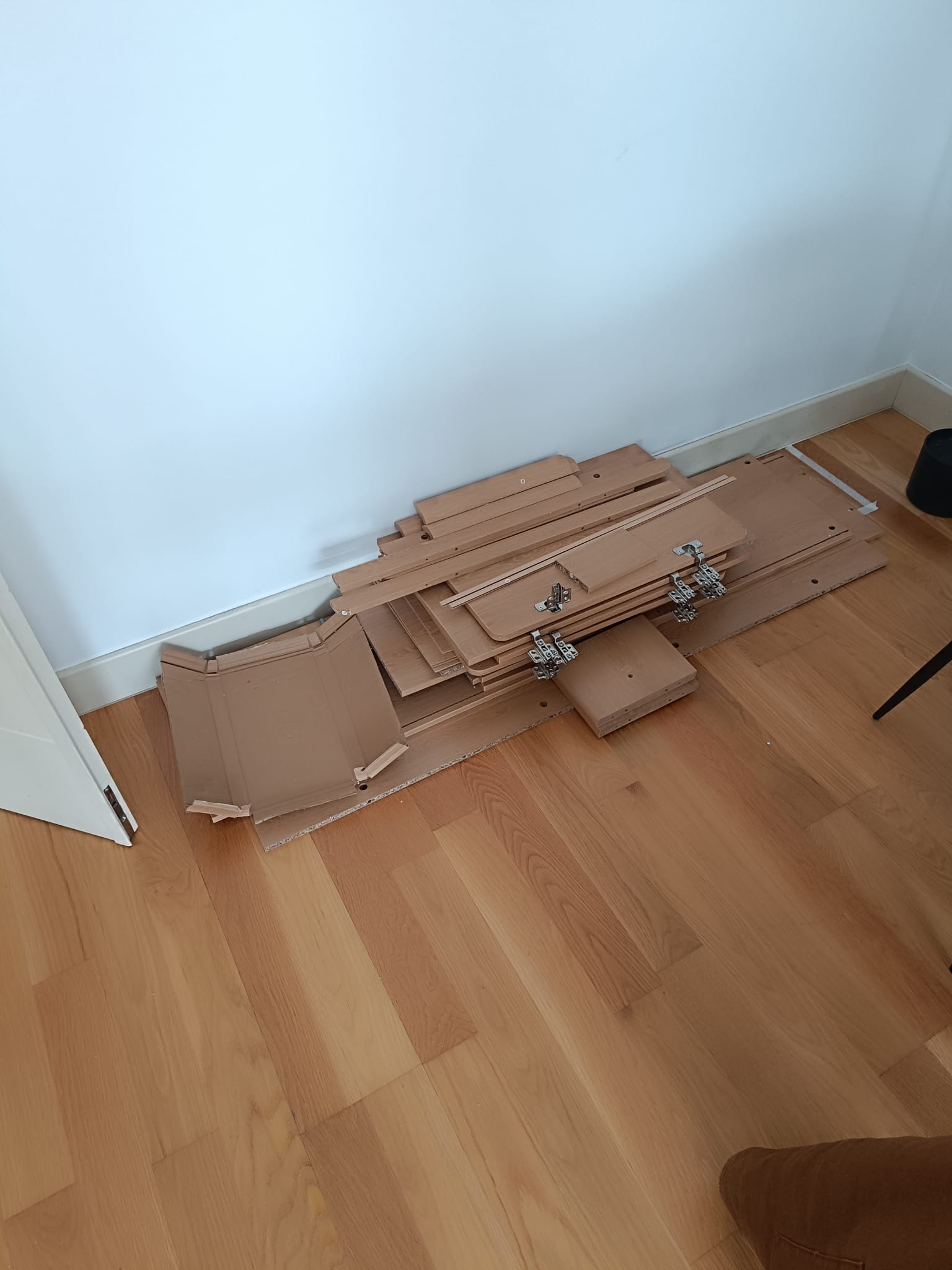 Mueble durante el montaje con puertas abiertas y estantes instalados