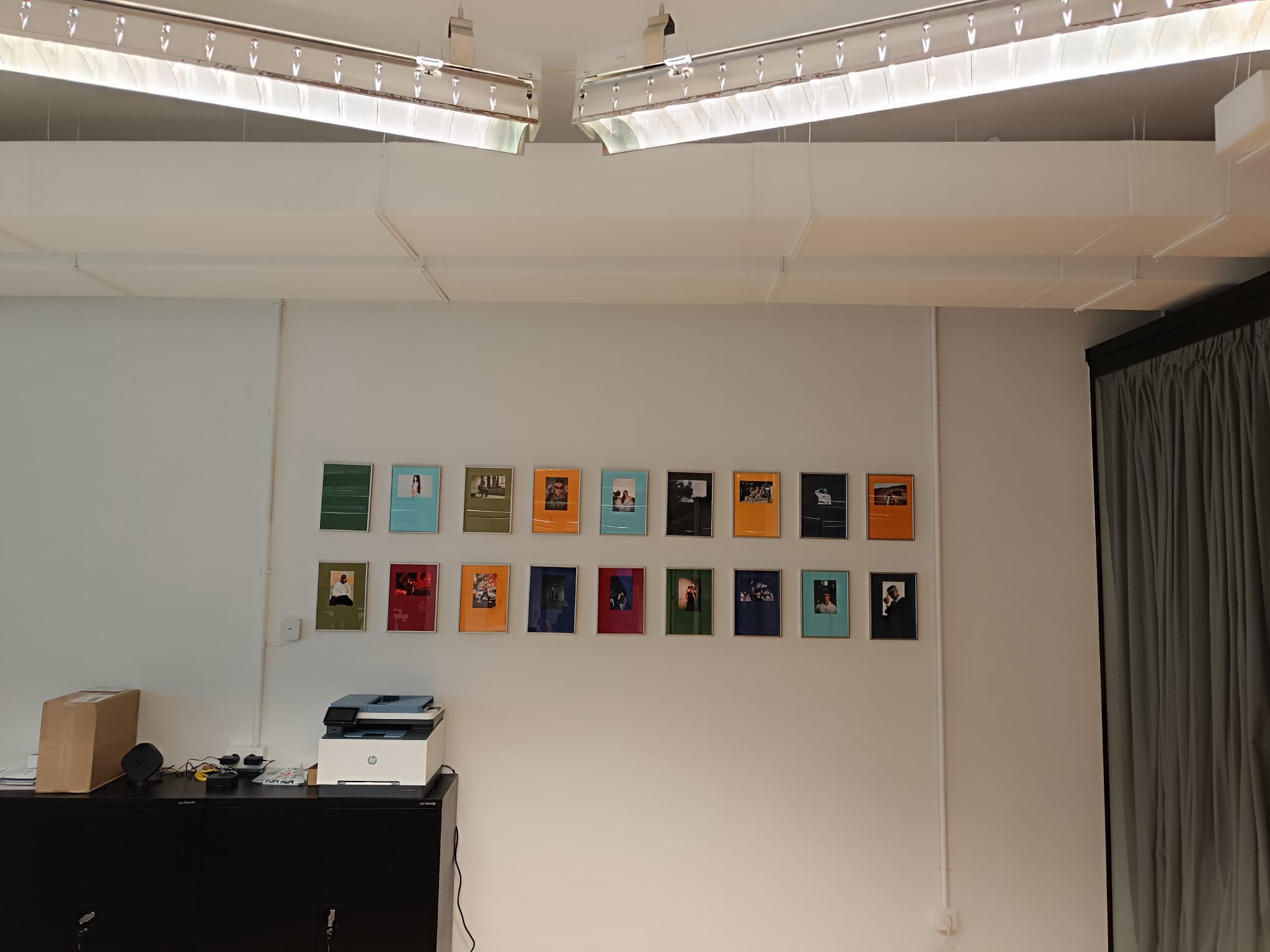 Dos obras apoyadas en el suelo antes del montaje definitivo