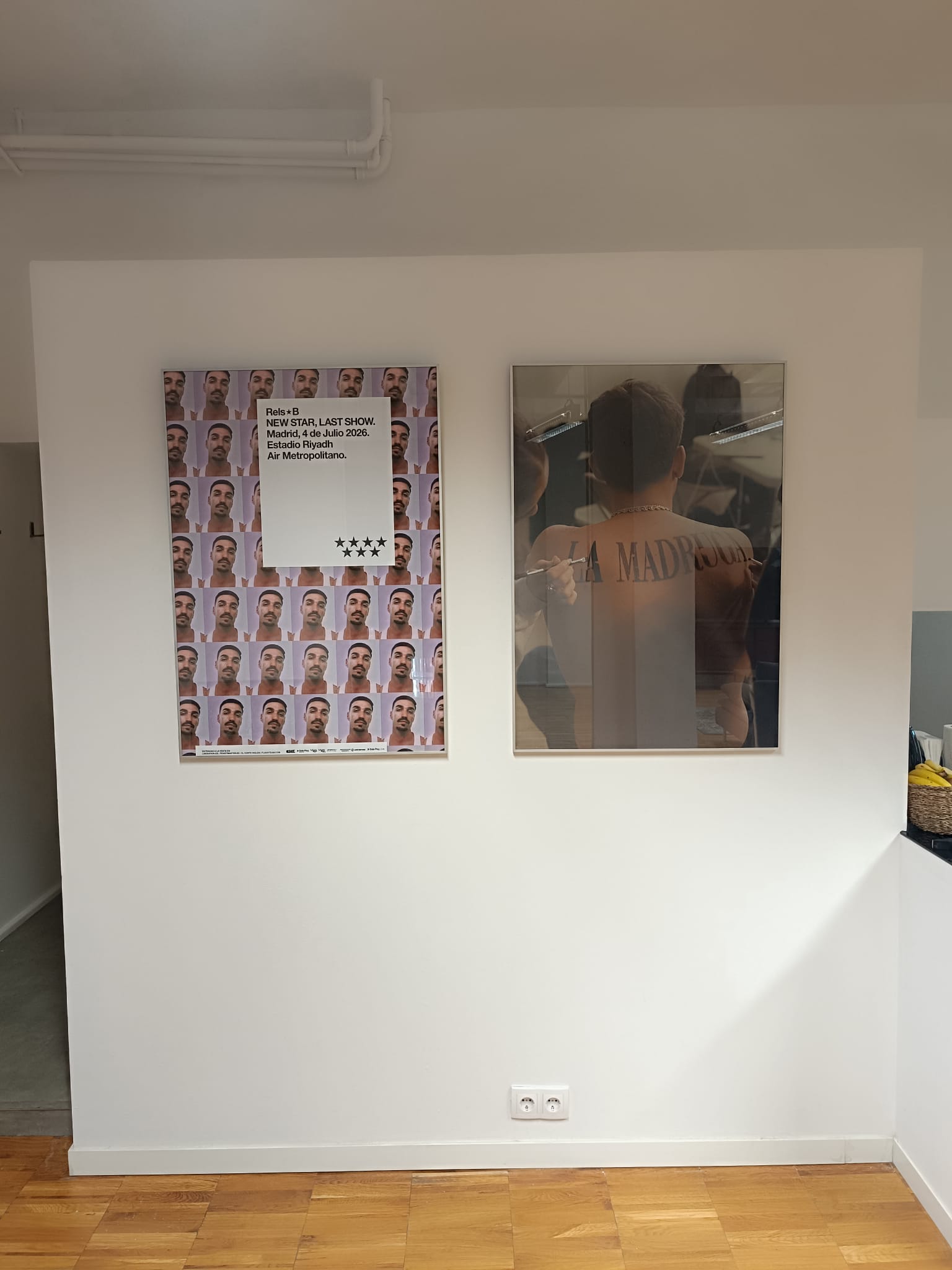 Cuatro piezas grandes apoyadas antes de su instalación final