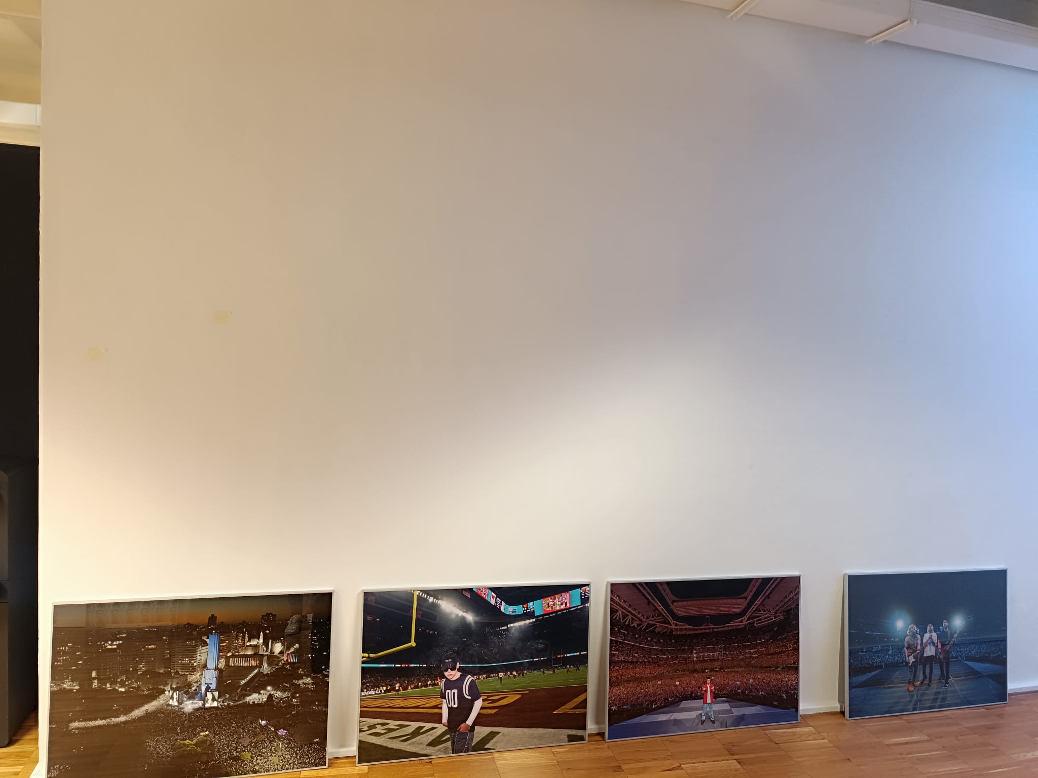 Cuatro obras ya instaladas formando un recorrido expositivo