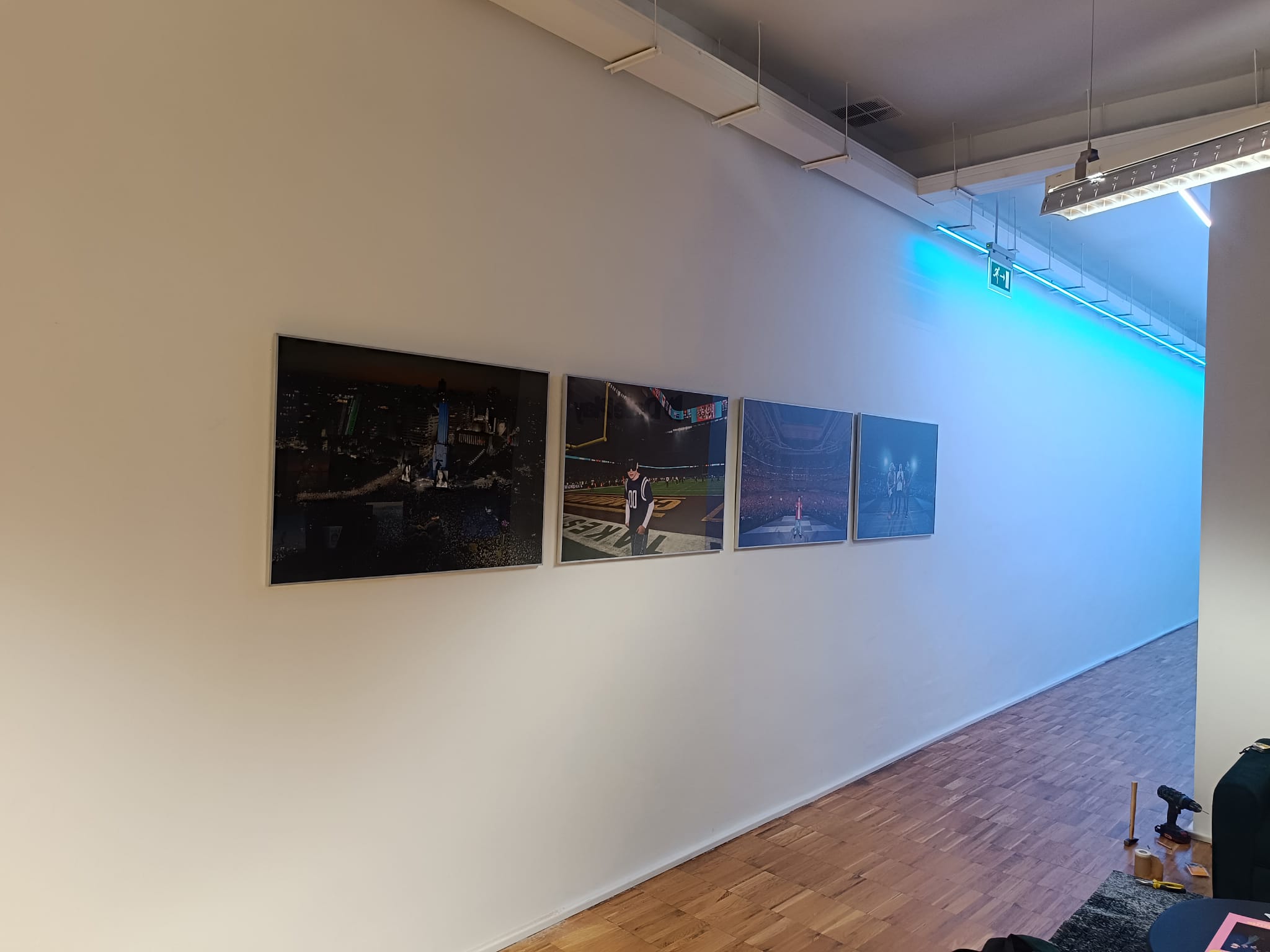 Serie de pequeñas obras gráficas instaladas en pared blanca