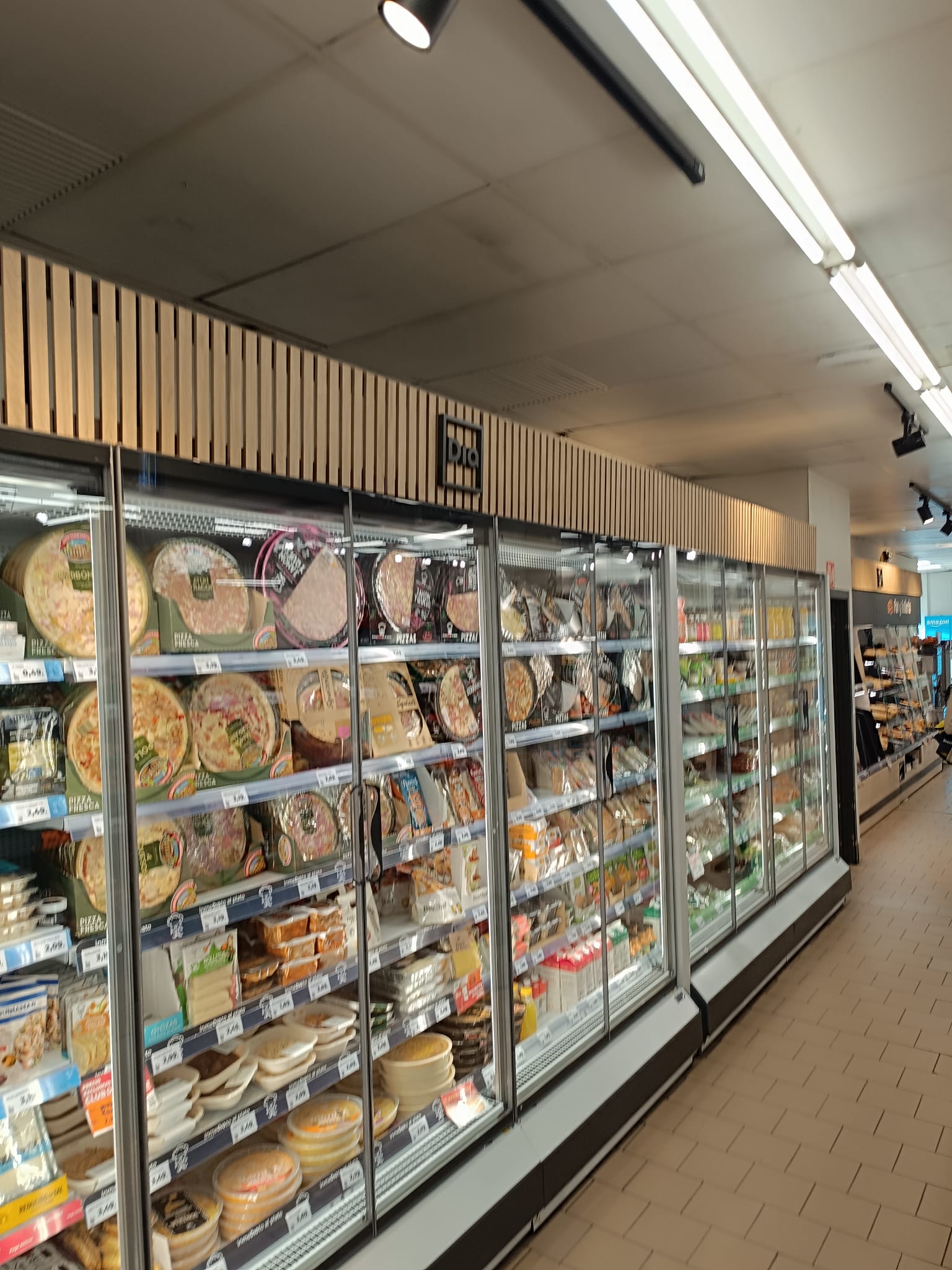 Mueble desmontado con piezas preparadas antes del montaje